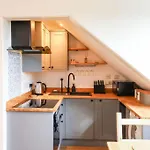 Cozy Seaside Hideaway With Free Parking